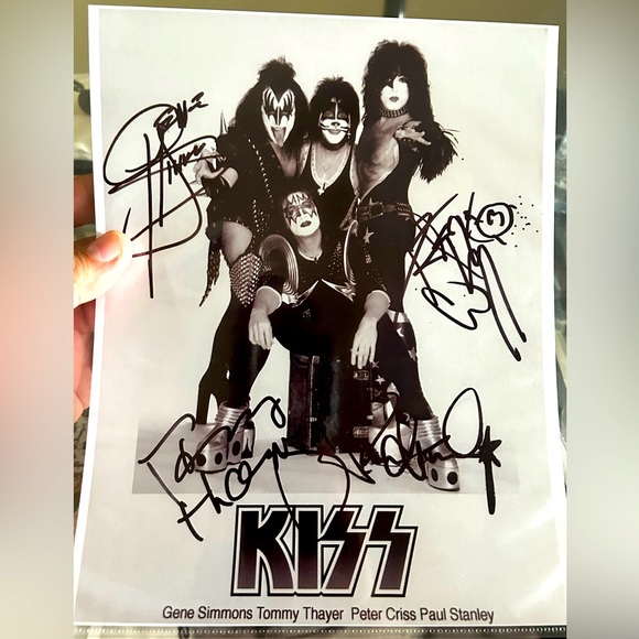 Kiss band members signed (reprint) ✍🏼 - Picture 1 of 2